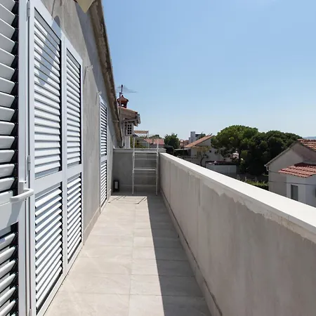 Amazing In With Kitchen Apartment Turanj